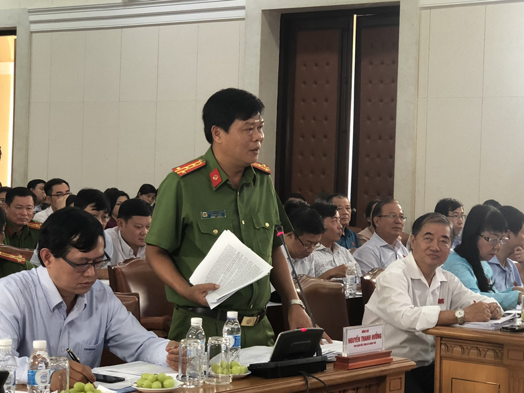 Đại tá Nguyễn Thanh Hưởng, Phó giám đốc Công an TP trả lời chất vấn Ảnh: Ngọc Lê