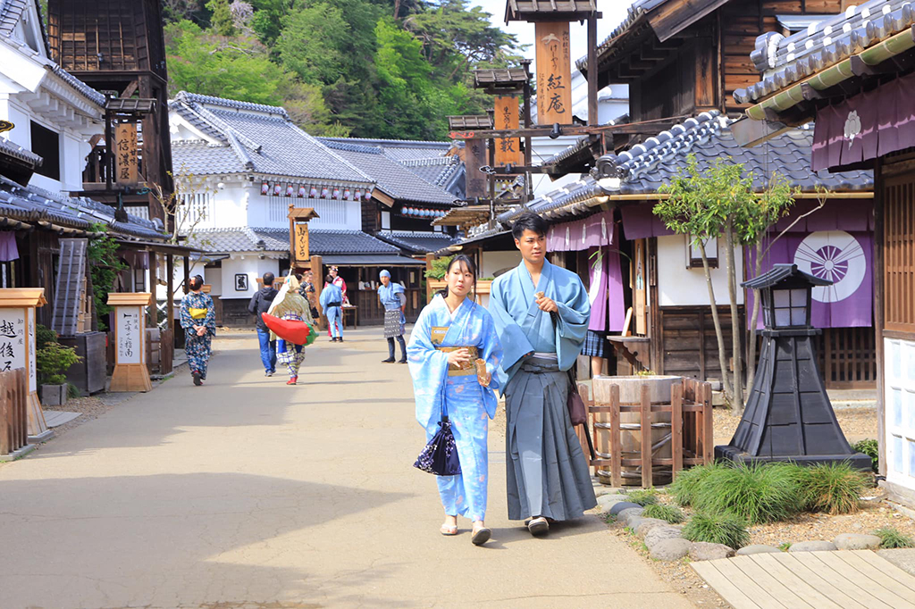 Hãy trải nghiệm mặc yukata dạo phố khi du lịch vào mùa hè Nhật Bản bạn nhé! 