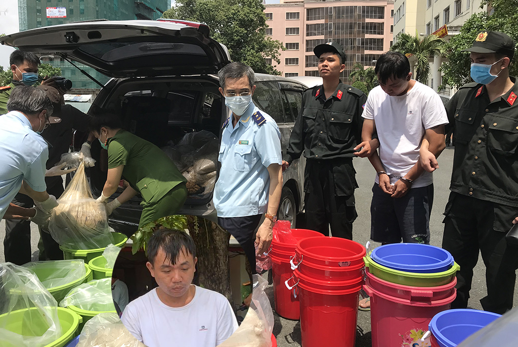 Chuyển ma túy từ ô tô ra để kiểm kê; nghi phạm Jhu Minh Jyun bị bắt giữ (ảnh nhỏ) ảnh: nguyên nga