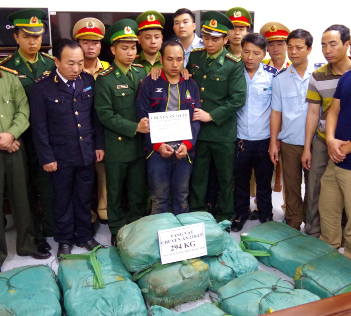 Nghi phạm người Lào bị bắt giữ với gần 300 kg ma túy đá, ngày 17.2.2019 ẢNH: MẠNH GIANG