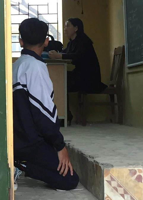 Cô giáo một trường THCS tại Hà Nội bị đình chỉ dạy 1 tuần để xem xét kỷ luật vì bắt học sinh quỳ gối trước lớp Ảnh: chụp lại màn hình