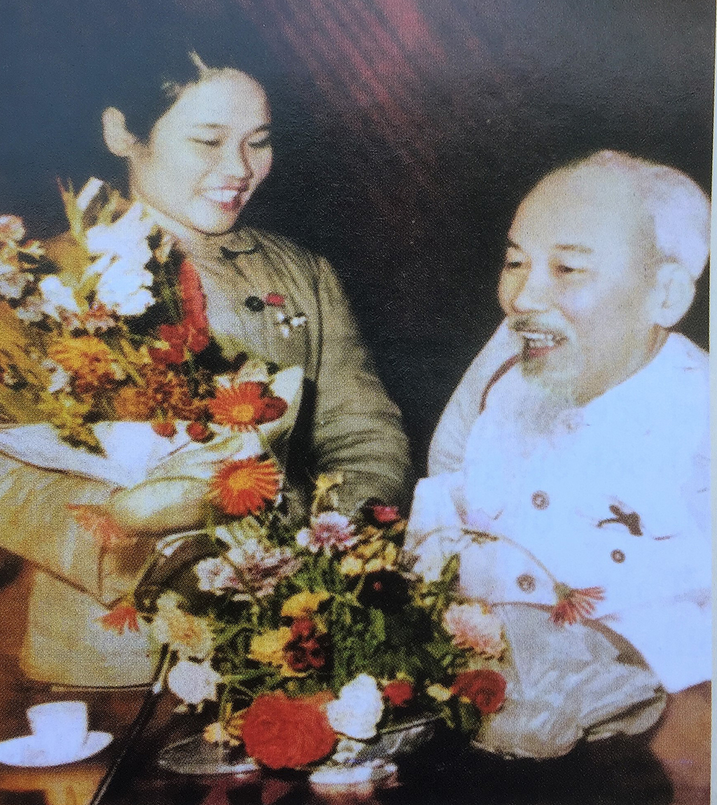 Nữ TNXP Nguyễn Thị Kim Huế tặng hoa cho Bác Hồ tại Đại hội thi đua các đội TNXP năm 1967 ẢNH: TƯ LIỆU