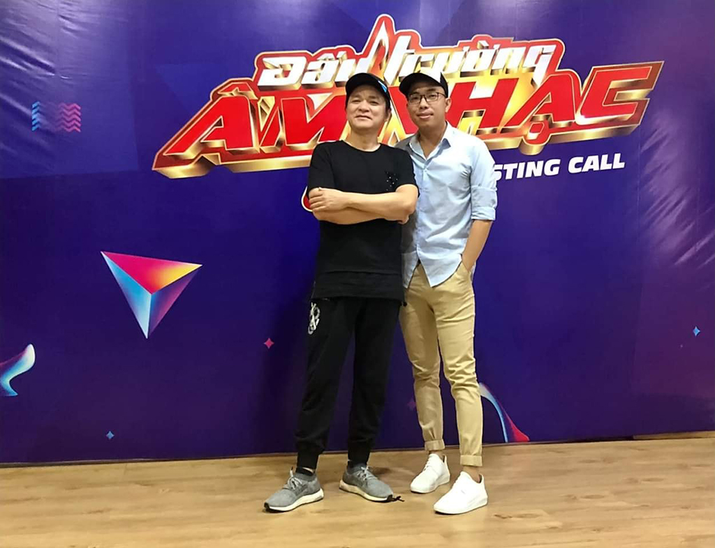 Nguyễn Hồng Thuận lần đầu xuất hiện với vai trò đạo diễn âm nhạc gameshow truyền hình bên đạo diễn Quốc Thảo, sắp lên sóng kênh THVL1 từ ngày 17.6 - Ảnh: FBNV