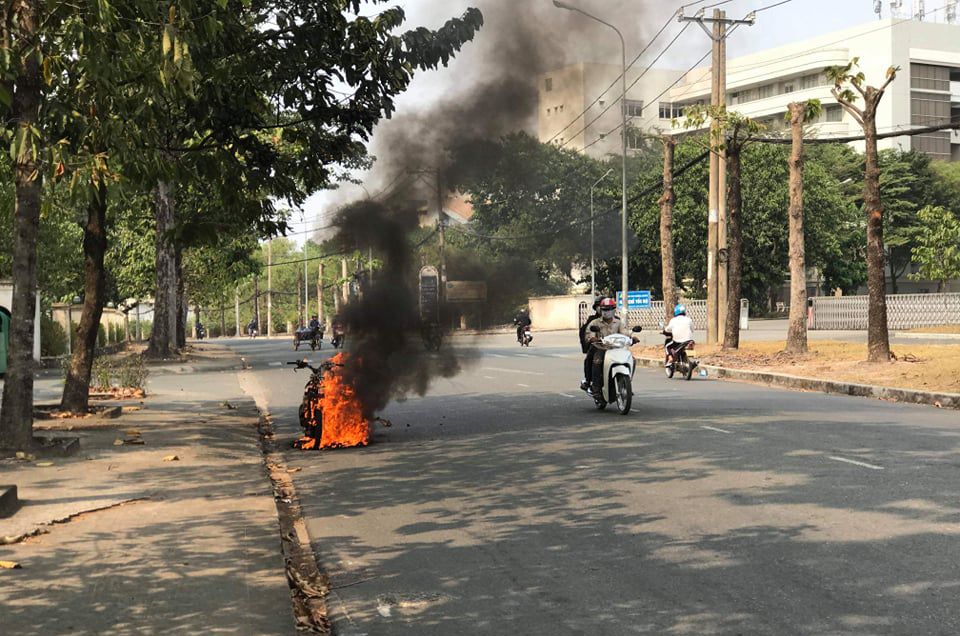 Xe máy cháy trong làng đại học Thủ Đức vào ngày 16.3.2019 Ảnh: Công Nguyên