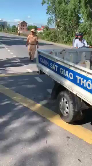 Lực lượng Công an H.Quảng Ninh gom vịt giúp nhà xe