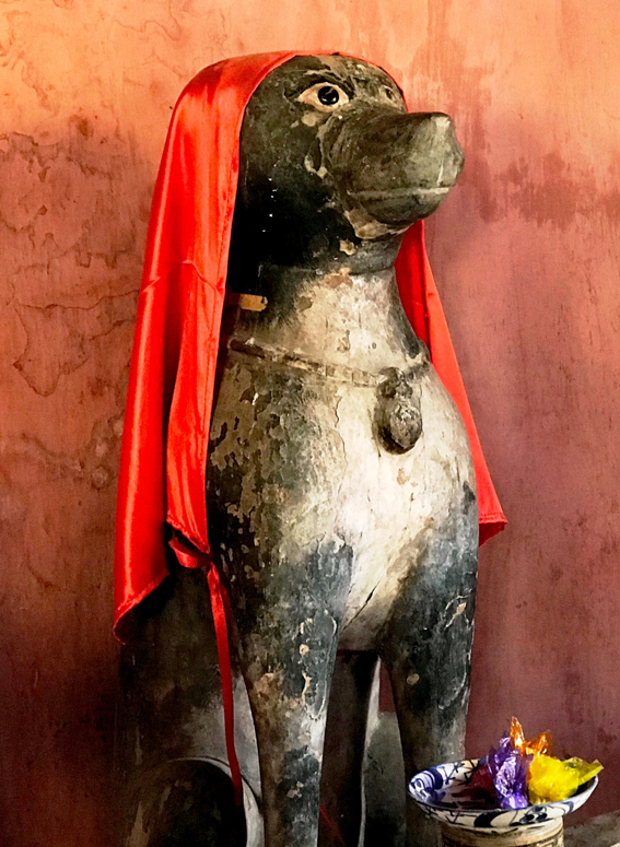 Tượng linh cẩu được thờ ở Chùa Cầu ẢNH: MINH HẢI