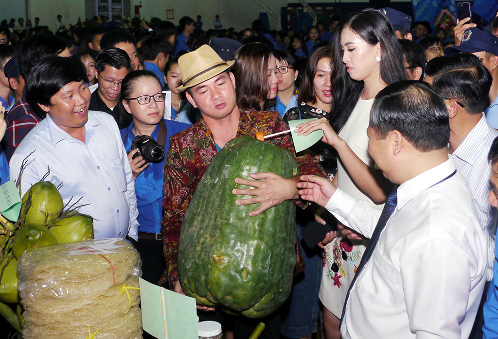 Nghệ sĩ Xuân Bắc thử nâng quả bí đao khổng lồ làng Chánh Trạch ẢNH: HOÀNG TRỌNG