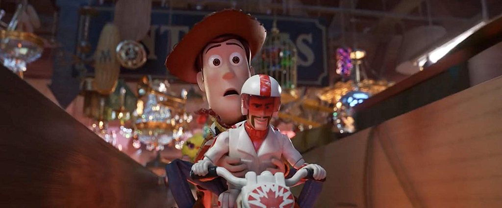 Duke Caboom (siêu sao Keanu Reeves lồng tiếng) khiến khán giả không khỏi bật cười bởi độ khôi hài không tưởng. Ảnh: Pixar