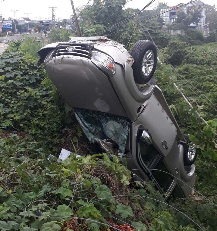 Chiếc xe bị hư hỏng nặng, tài xế may mắn thoát nạn