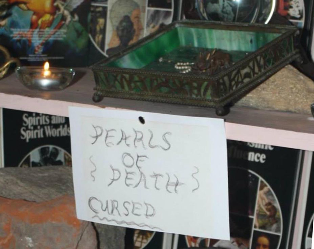 Pearls of Death, vòng cổ ngọc trai chết người hiện đang được cất giữ trong bảo tàng nhà Warren. Ảnh: Pinterest