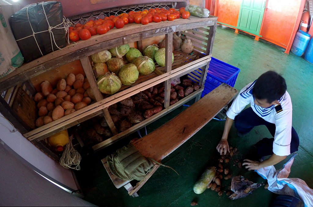 Bộ đội nhà giàn bảo quản rau quả trên giá tự làm, năm 2012 