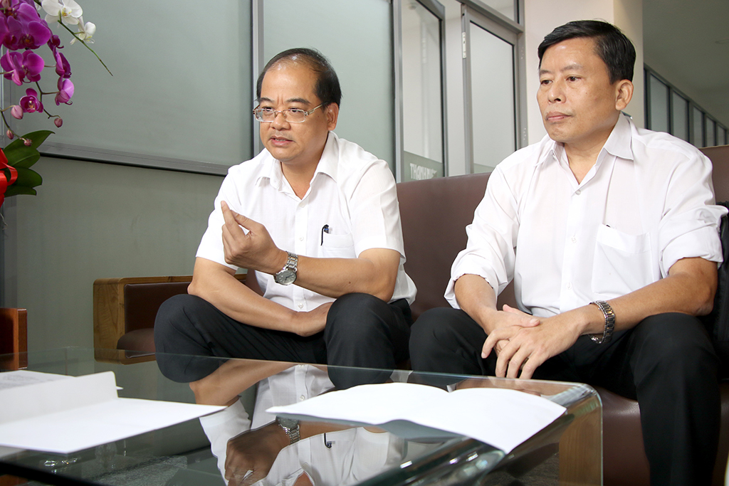 Ông Đào Anh Tuấn (phải), Giám đốc Công ty CP vận tải đường sắt Sài Gòn, trả lời PV Thanh Niên Ảnh: Khả Hòa