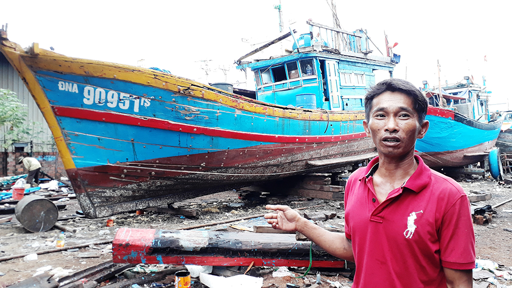 Con tàu của ngư dân Nguyễn Văn Minh chỉ thiếu… 10 cm là đủ điều kiện đánh bắt vùng khơi Ảnh: Hoàng Sơn 