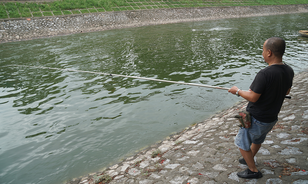 Câu cá ở sông Tô Lịch là hình ảnh dễ bắt gặp những ngày này