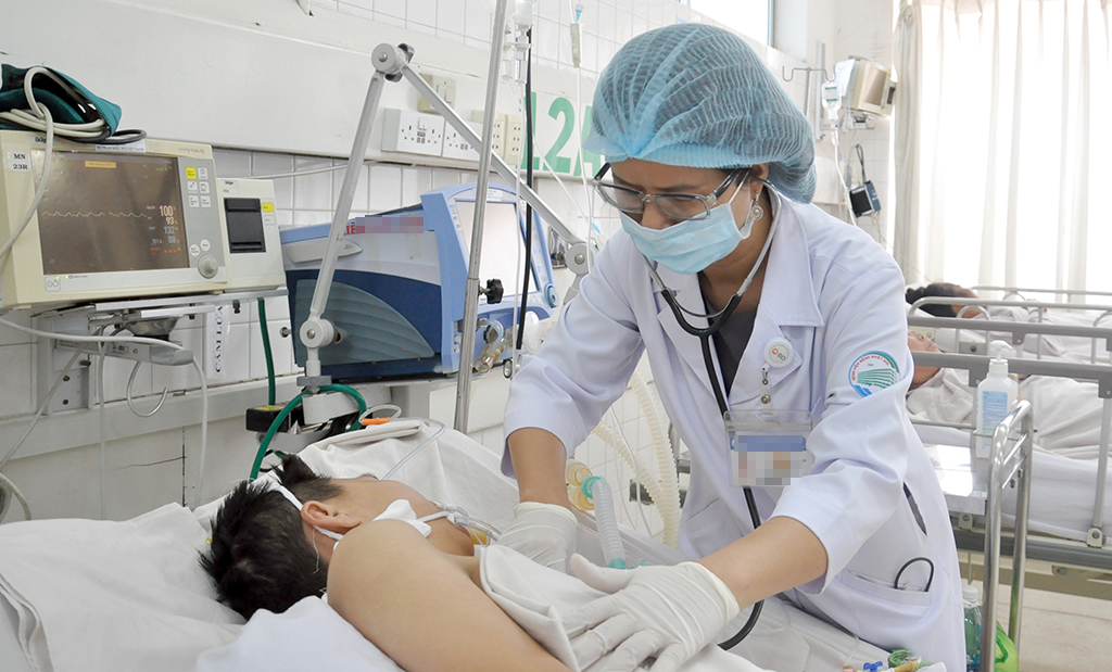 Những bệnh nhân nặng nằm thở máy, điều trị kháng sinh cả tháng trời tại Bệnh viện Bệnh nhiệt đới TP.HCM ẢNH: DUY TÍNH
