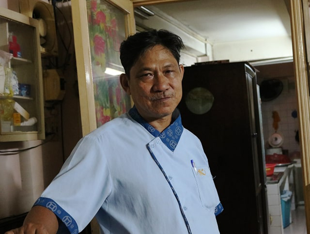 Ông Thuận hiện đang làm nhân viên tại khu khách sạch Kỳ Hòa. Mỗi ngày, ông đều tranh thủ giờ nghỉ về chăm lo cơm nước cho cụ. Ảnh: Trịnh Thanh