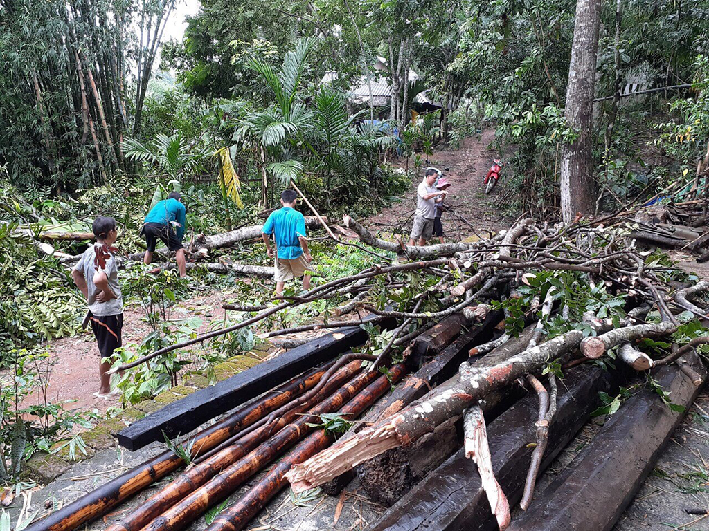 Nhà của một hộ gia đình tại H.Quan Sơn (Thanh Hóa) bị giông lốc gây đổ sập vào chiều 1.8