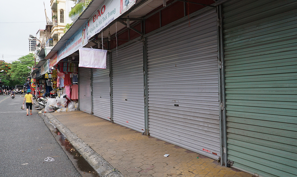 Tiểu thương chợ Đổ, Q.Hồng Bàng (TP.Hải Phòng) đóng cửa sớm do lo bão đổ bộ ẢNH: PHÚC NGƯ - Lê Tân