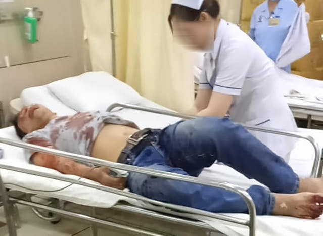 Cảnh nạn nhân bị tai nạn giao thông được đưa đến bệnh viện cấp cứu Ảnh: Chụp màn hình 
