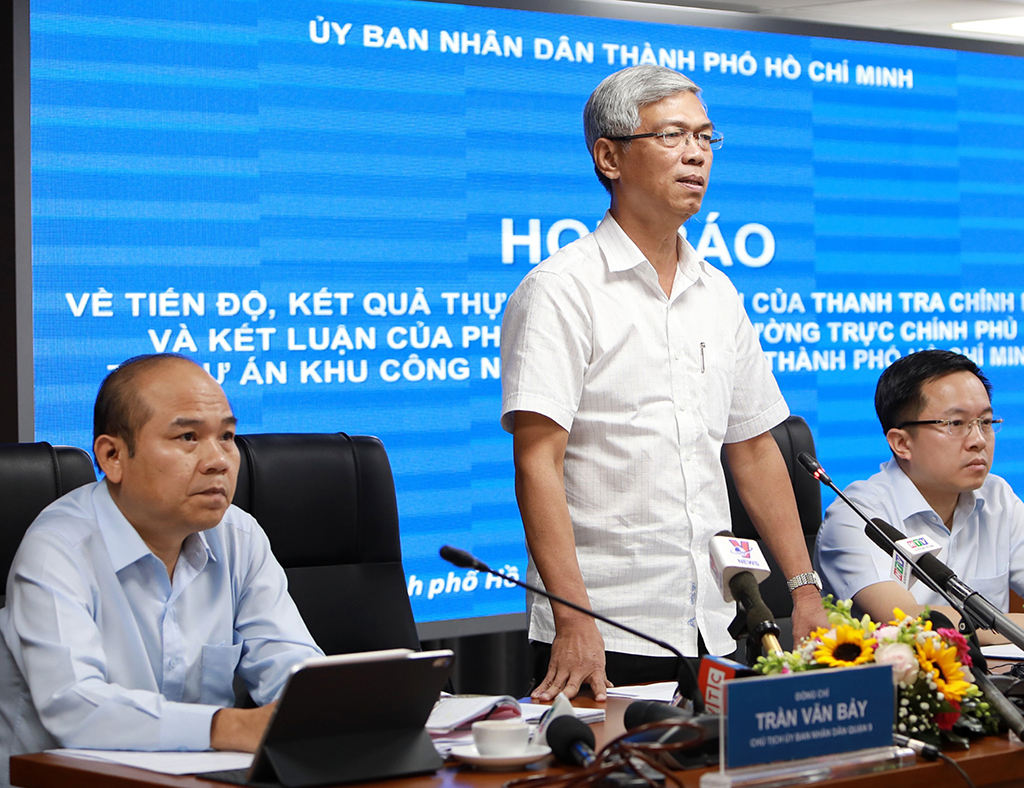 Phó chủ tịch UBND TP Võ Văn Hoan (giữa) chủ trì buổi họp báo công bố thông tin