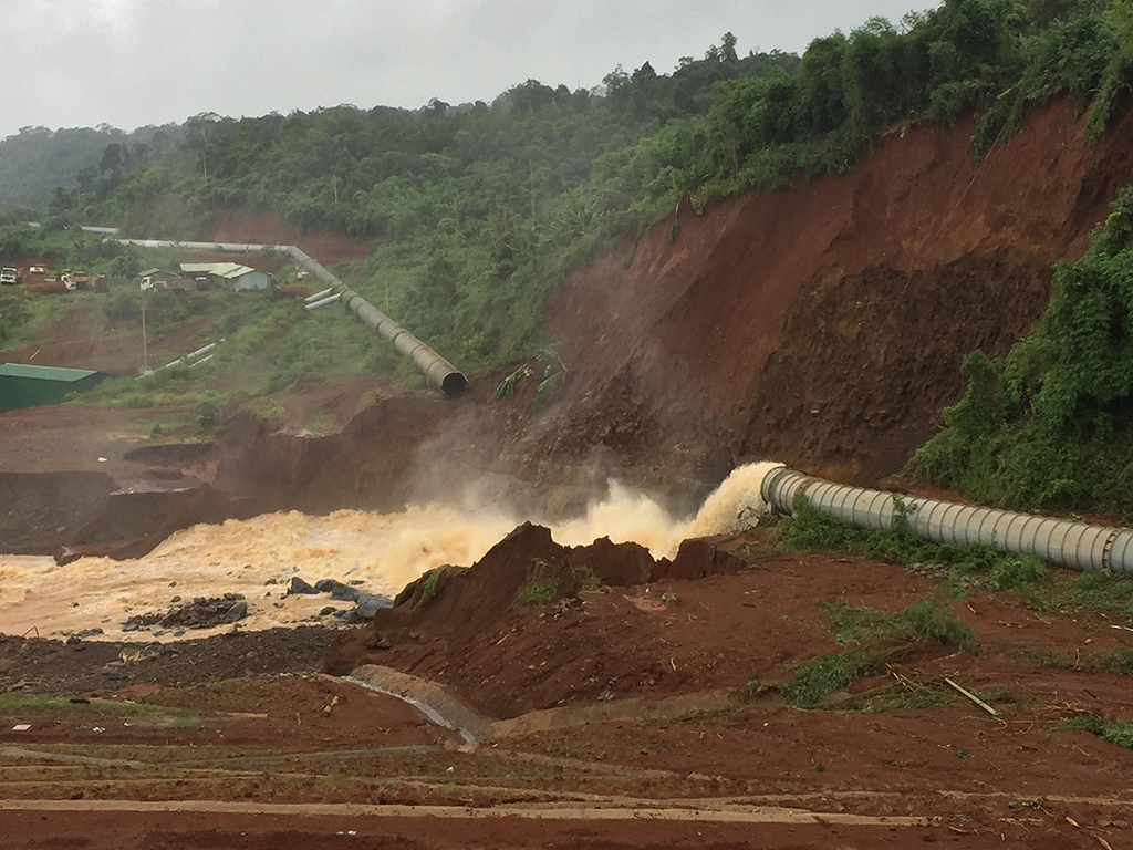 Ngoài sự cố kẹt van xả, đập thủy điện Đắk Kar còn bị vỡ ống áp lực Ảnh: Nguyên Bình