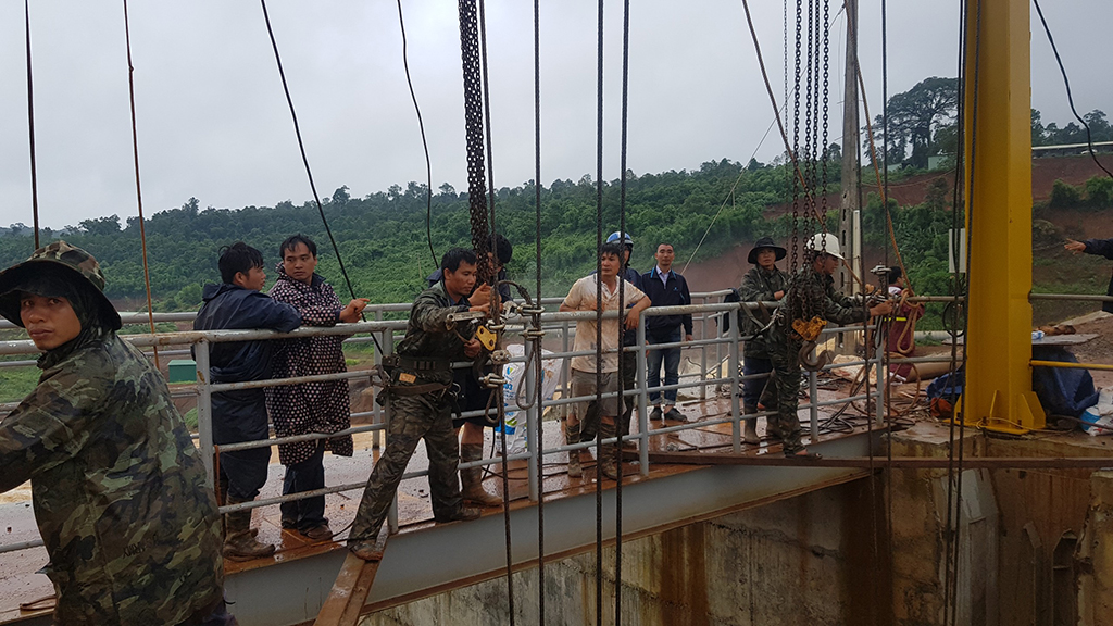 Khắc phục sự cố kẹt van tại thủy điện Đắk Kar Ảnh: Hoàng Giáp