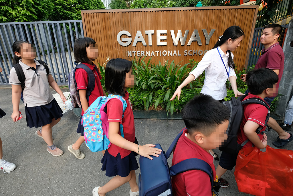 Quyết định thành lập tên là Trường tiểu học Gateway nhưng thực tế trường dán mác “quốc tế” ảnh: Nam Cường 