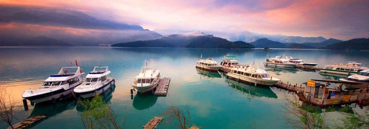 Ngoài dạo bộ quanh hồ du khách có thể ngắm cảnh hồ trên các du thuyền