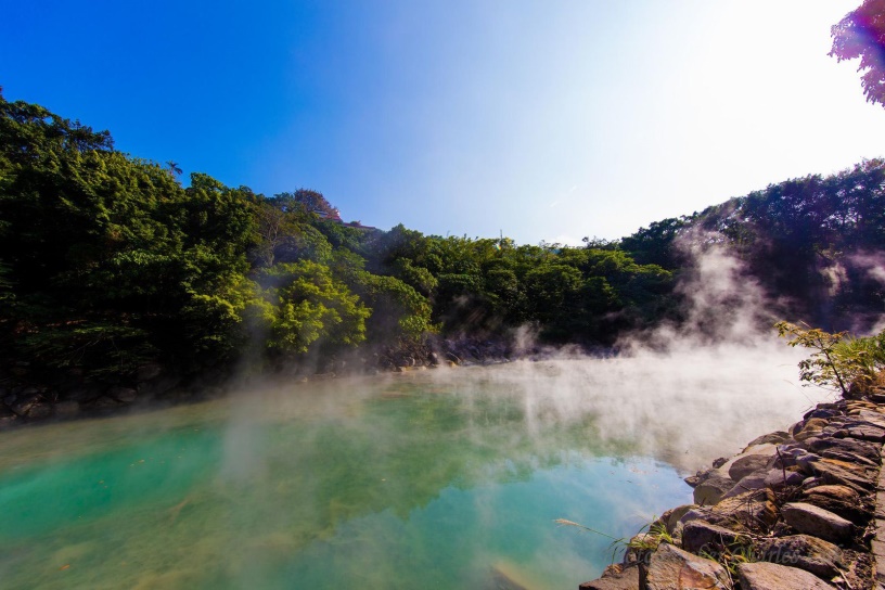 Đài Loan cũng thu hút du khách bằng các suối nước nóng tuyệt đẹp