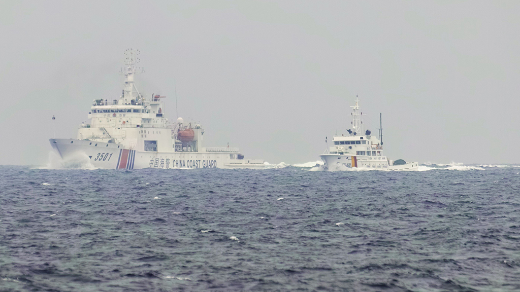 Tàu Kiểm ngư Việt Nam (phải) thực hiện các biện pháp thực thi chủ quyền, quyền chủ quyền và quyền tài phán để bảo vệ vùng biển Việt Nam, không cho tàu Hải Dương Địa chất 8 hoạt động trái phép. Tuy nhiên, tàu hải cảnh 3501 của Trung Quốc (trái) chạy tốc độ cao, ngăn cản không cho tàu Kiểm ngư Việt Nam làm nhiệm vụ Ảnh: ngư dân cung cấp