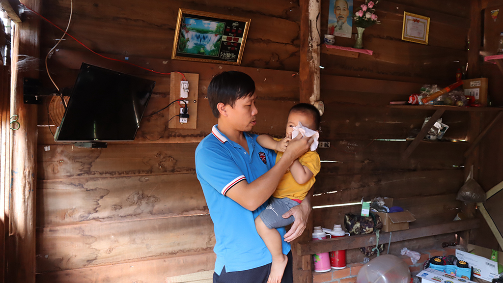 Giữa nỗi đau quá lớn, anh Ma Đình Sắc vẫn đang ở nhà chăm đứa con trai mới 2 tuổi vừa mất em