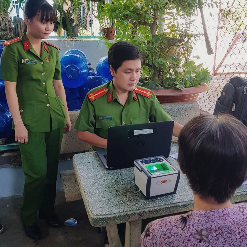 Thượng úy Võ Tuấn Thanh trong một lần đến nhà cấp CCCD cho người dân