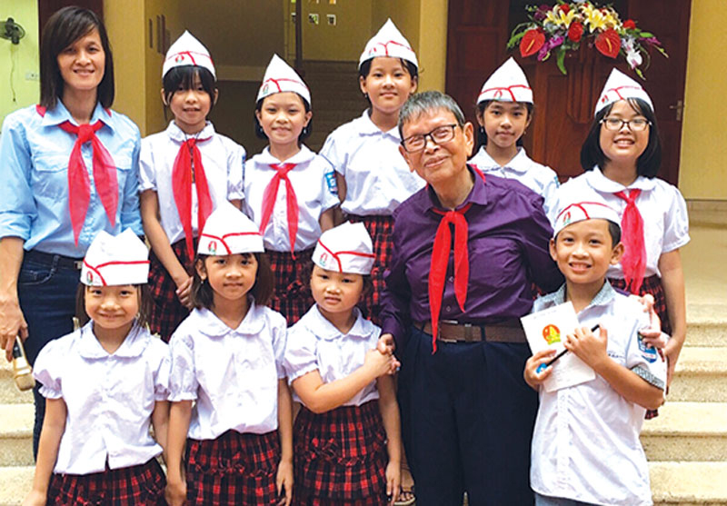 Nhà giáo Nhân dân Nguyễn Đức Thìn cùng các em đội viên của Bắc Ninh Ảnh: baobacninh.com.vn