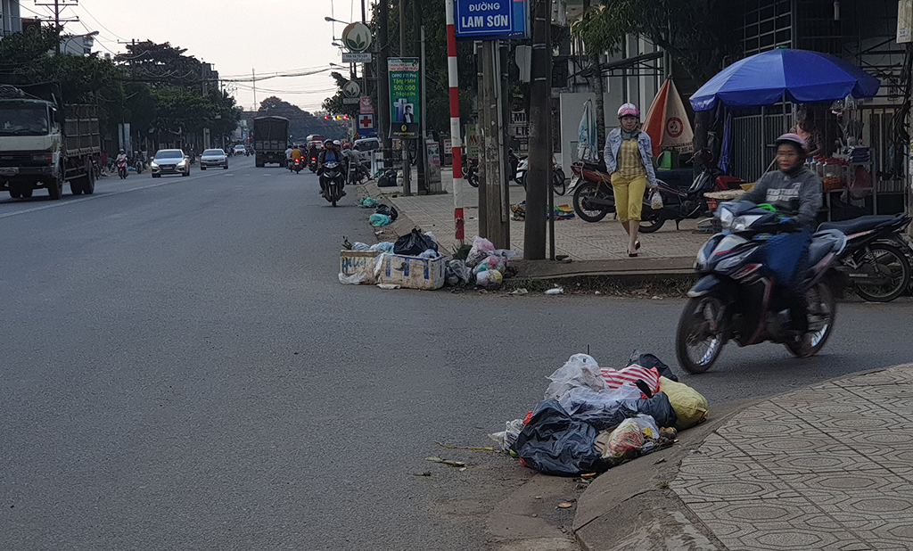 Rác nằm ngổn ngang trước cửa nhà dân gây ô nhiễm môi trường và mất mỹ quan đô thị