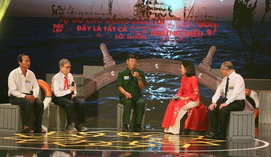 Cựu chiến binh Phùng Minh Út (giữa) chia sẻ tại chương trình Ảnh: Ngọc Thắng