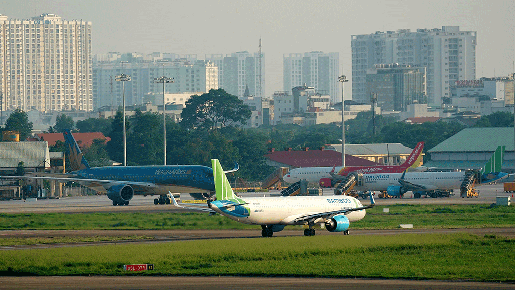 Sân bay Tân Sơn Nhất luôn trong trạng thái máy bay xếp “lốt” chờ bay Ảnh: Độc Lập  