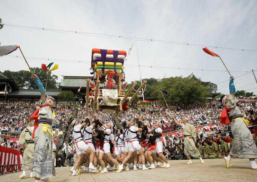 Diễu hành rước kiệu thần trong ngày lễ Nagasaki Kunchi.