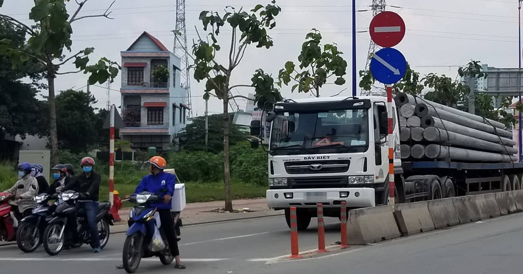 Xe đầu kéo chở trụ điện đi vào giờ cấm trên đường song hành xa lộ Hà Nội 