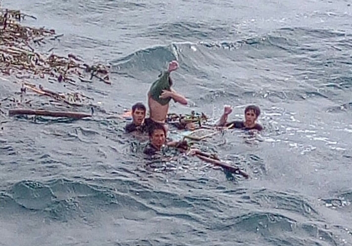 4 ngư dân trôi trên biển ẢNH: THANH LỘC