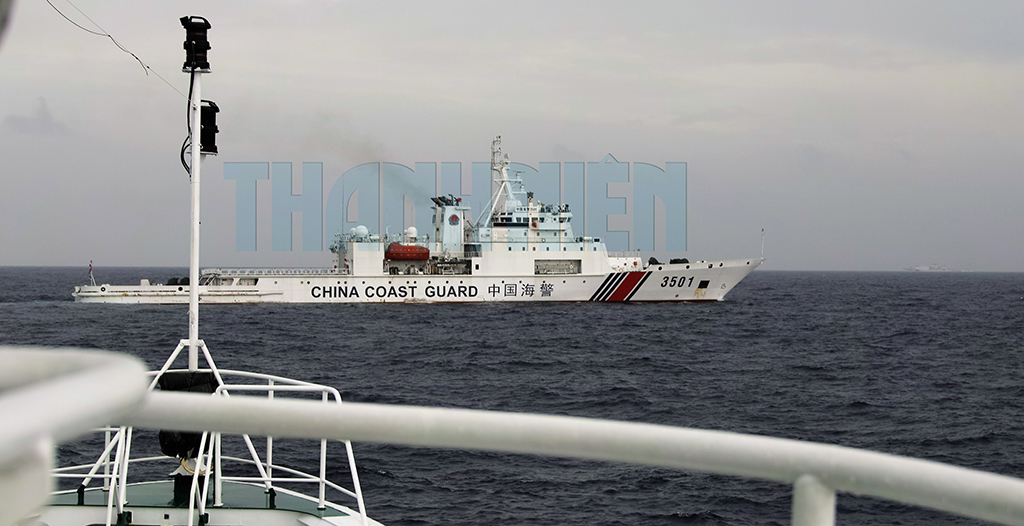 Tàu hải cảnh 3501 của Trung Quốc ngăn cản trước mũi tàu lực lượng chấp pháp Việt Nam đang làm nhiệm vụ ngăn chặn, xua đuổi tàu Hải Dương Địa chất 8 tại khu vực Tư Chính - Phúc Tần Ảnh: Ngư dân cung cấp
