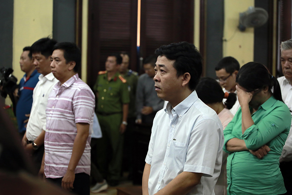 Bị cáo Nguyễn Minh Hùng (thứ hai từ phải sang) tại phiên tòa xét xử ngày 25.8.2017  Ngọc Dương