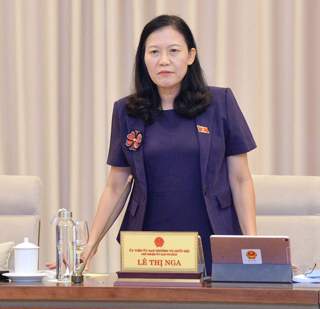 Bà Lê Thị Nga, Chủ nhiệm Ủy ban Tư pháp, nêu ý kiến tại phiên họp  Gia Hân