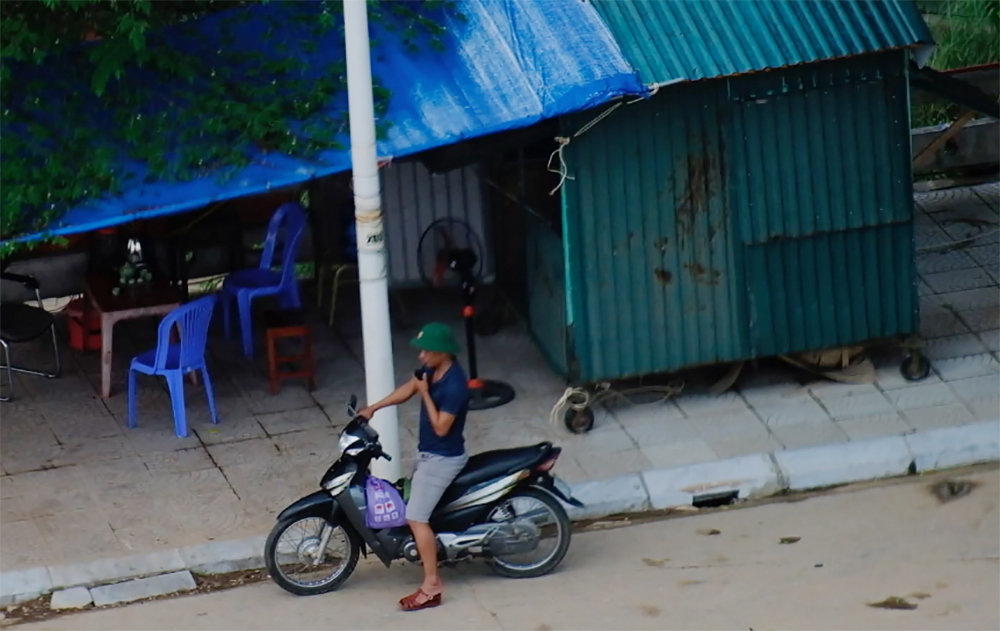 Nhóm “canh biên” cảnh giới cho hàng lậu trang bị bộ đàm liên lạc 