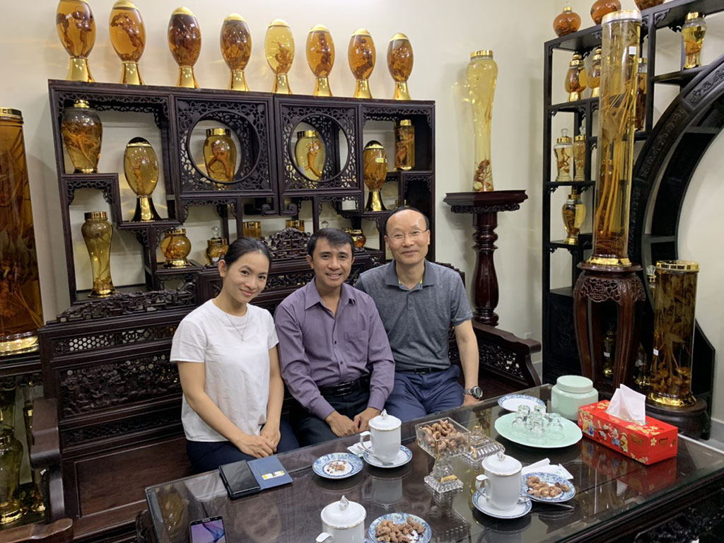 Giáo sư Park (bìa phải) đến thăm nhà trưng bày sâm của ông Việt ảnh: NVCC