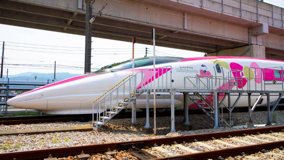 ở Nhật còn cả 1 chuyến tàu được trang trí bằng hình ảnh của mèo như Hello Kitty Shinkansen.