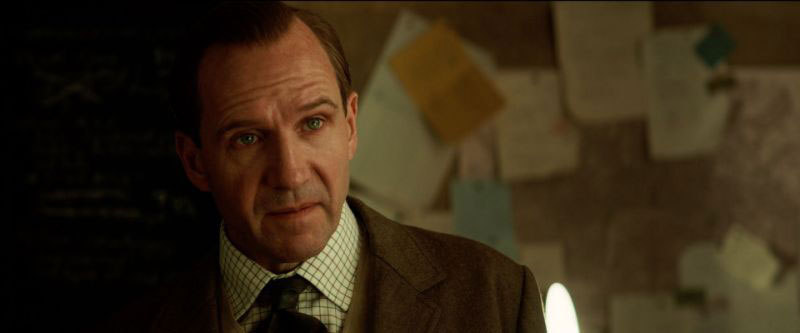  Tài tử nước Anh Ralph Fiennes xuất hiện trong trailer với tư cách là người dẫn lối cho học viên Conrad - Ảnh: 20th Century Fox
