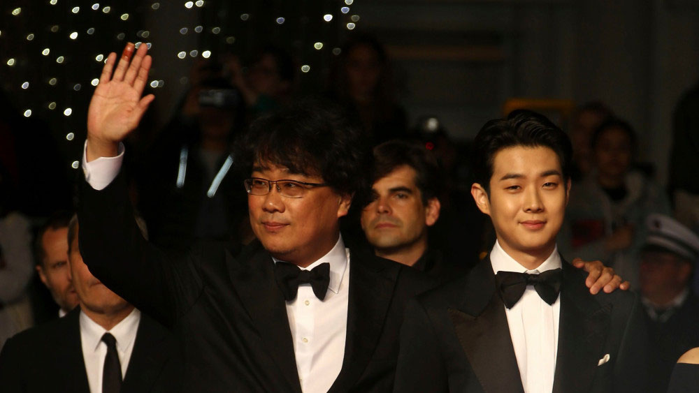 Đạo diễn Bong Joon Ho và nam diễn viên Choi Woo Sik, người hóa thân thành chàng thiếu niên nhà nghèo đi làm gia sư trong Ký sinh trùng - Ảnh: Shutterstock