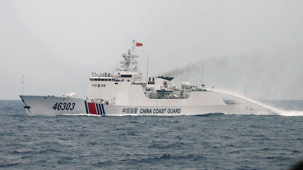 Tàu hải cảnh 46303 của Trung Quốc dùng vòi rồng đe dọa các tàu chấp pháp của VN tiếp cận xua đuổi tàu Hải Dương Địa chất 8 /// NGƯ DÂN CUNG CẤP 