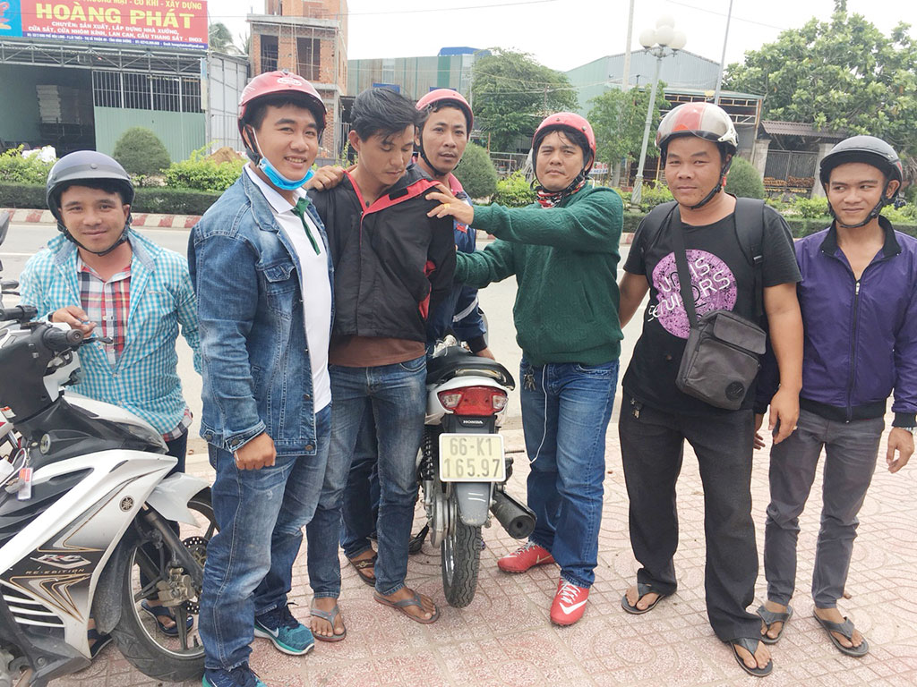 Nhóm các thành viên CLB phòng chống tội phạm Phú Hòa trong một vụ bắt được nghi can trộm xe máy ẢNH: ĐỖ TRƯỜNG