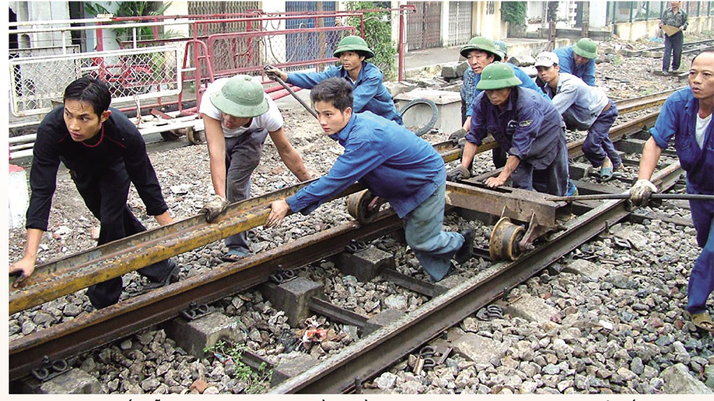 Ngành đường sắt vẫn bị xem là bộ máy cồng kềnh với hơn 27.000 lao động, chủ yếu là lao động thủ công đảm nhận các việc như gác chắn, sửa chữa duy tu đường
